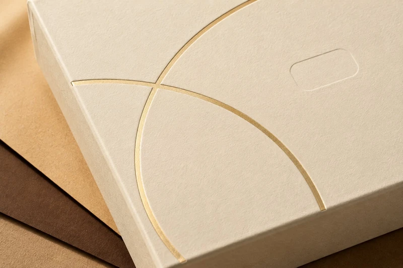 Nahaufnahme von feiner Folienprägung und geprägten Details auf strukturierter Verpackung